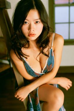 井川里予和别人打扑克牌